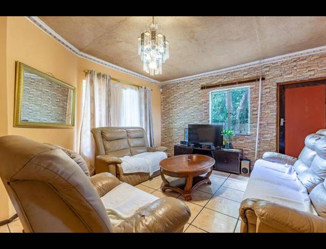 3 BEDROOM HOUSE FOR SALE IN BISLEY